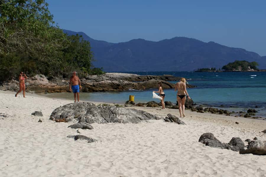 From Rio: Full-Day Angra dos Reis Cruise & Island Tour - The first island stops and swimming coves