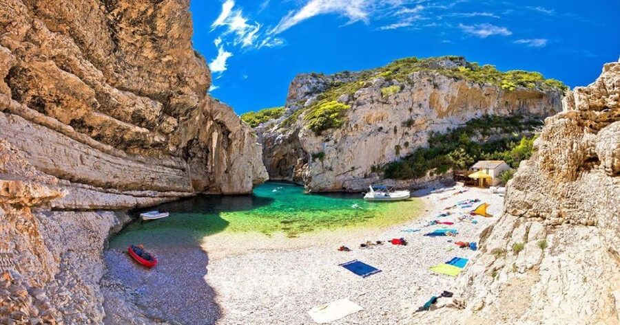 From Split: Blue Cave and 5 islands-Day Tour - The Pakleni Islands: sea views and a moving panorama