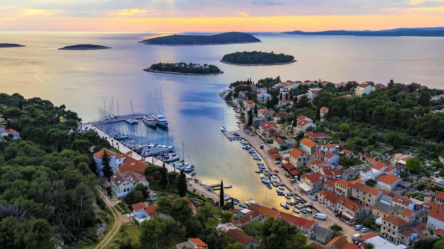 From Split: Blue Lagoon and 3 Island Boat Tour - Maslinica on Šolta: Coffee, Lunch, and Island Life