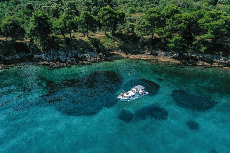 From Zadar: Private Boat Tour to Croatian Islands - Ošljak: clear water and a quiet first stop