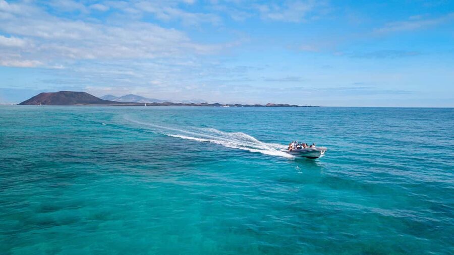 Fuerteventura: 1-hour private mini-cruise to Lobos Island - La Concha brings the swimming break