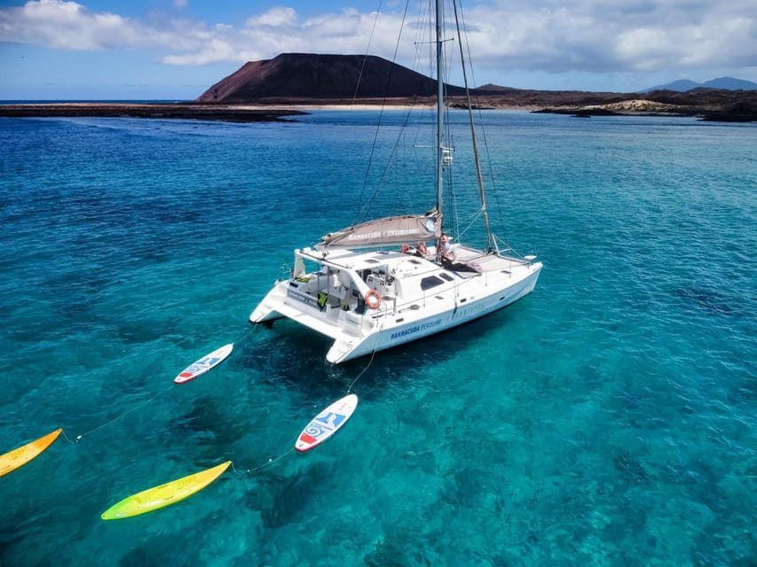 Fuerteventura : Catamaran excursion to Lobos Island - The first hour, volcanic views around Lobos Island