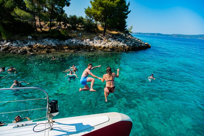 Full-Day Catamaran Cruise to Hvar & Pakleni Islands with Food and free Drinks - What the Crew Adds to the Experience