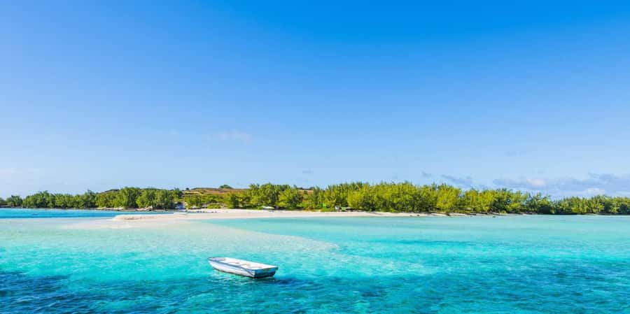 GBaie: 3 North Islands Cruise, Lunch & CoindeMire Snorkeling - BBQ lunch on the catamaran