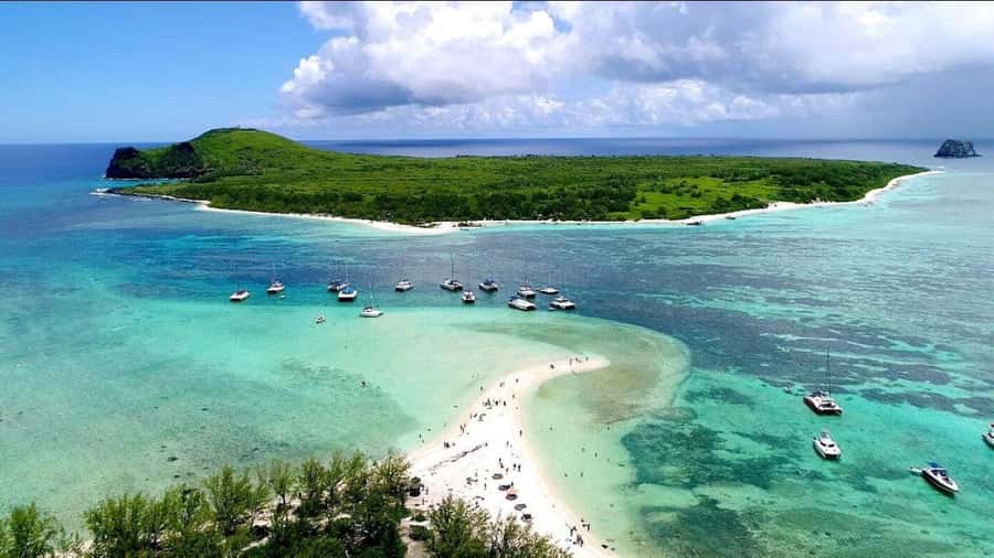 Grand Baie: Catamaran 3 Islands Cruise & Lunch on the Island - Snorkeling without a formal lesson