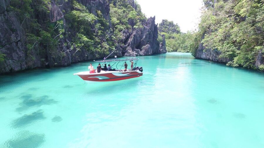 Half-Day Seasation Premium Speedboat Group Island Hopping - The speedboat ride between El Nido’s cliffs