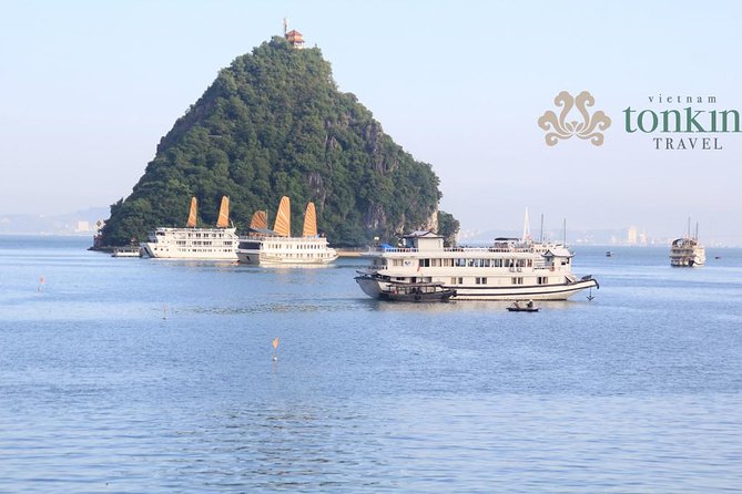 Halong bay deluxe cruise 2 days/ 1 night: kayaking, titop island, surprise cave - The cabin question: useful, but manage expectations