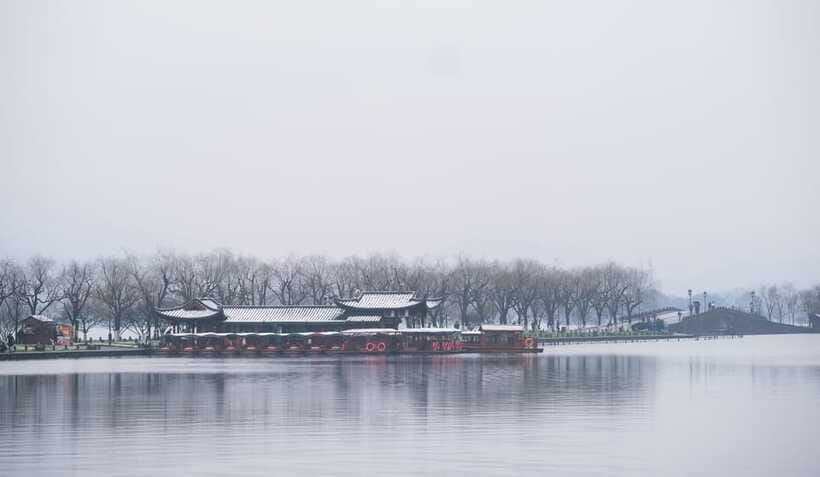 Hangzhou:Luxury West Lake Cruise+Santan Yinyue Island Ticket - Exploring the island at your own pace