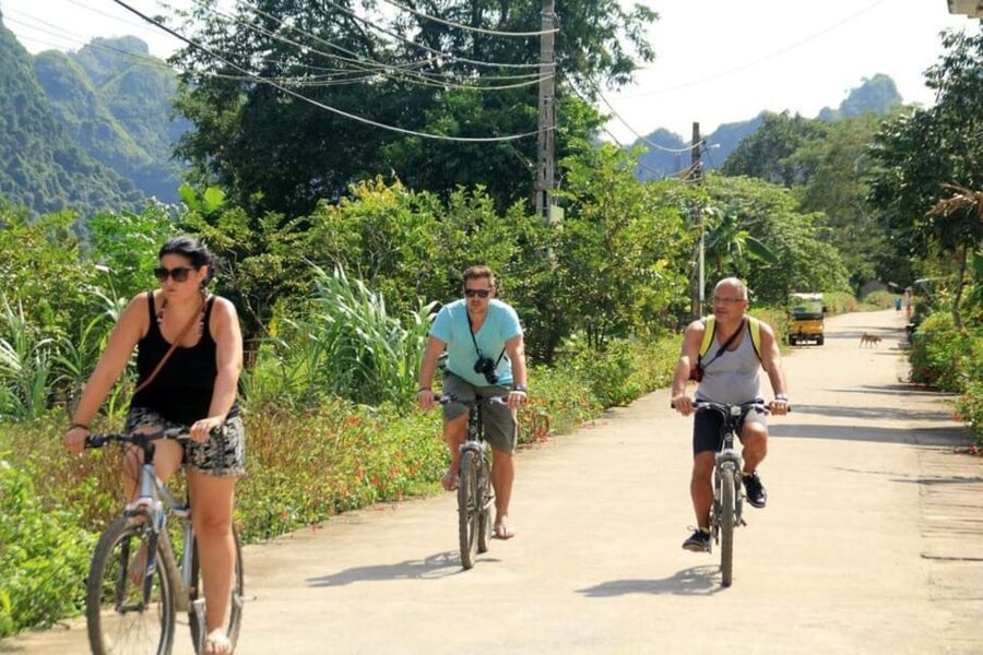 Hanoi: Cat Ba Island & Lan Ha Bay Day Trip Cruise with Lunch - Lunch with a view