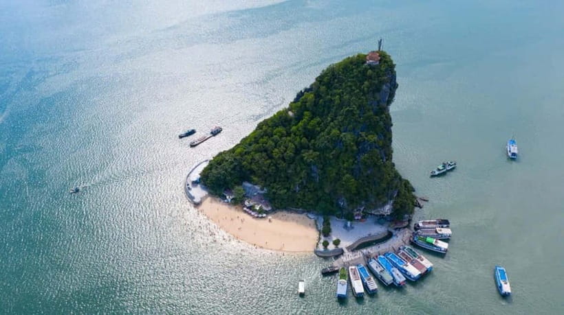 Hanoi-Ha Long 1D: Caves, Islands, Kayak, Lunch & Small Boat - Guides and the human side of the day