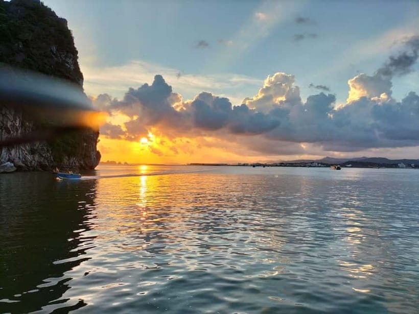 Hanoi-Ha Long 1D: Caves, Islands, Kayak, Lunch & Small Boat - Boarding the cruise and lunch among the islands
