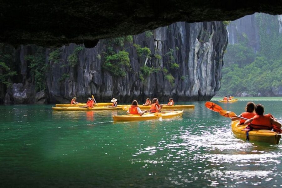 Hanoi: Ha Long Bay Cruise Day Tour visit Titop island & Cave - Luon Cave by kayak or bamboo boat