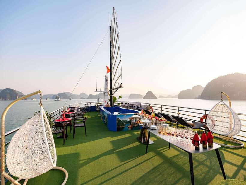 Hanoi: Halong Bay Cruise, Amazing Cave, Titov Island & Kayak - Guides, service, and the group experience