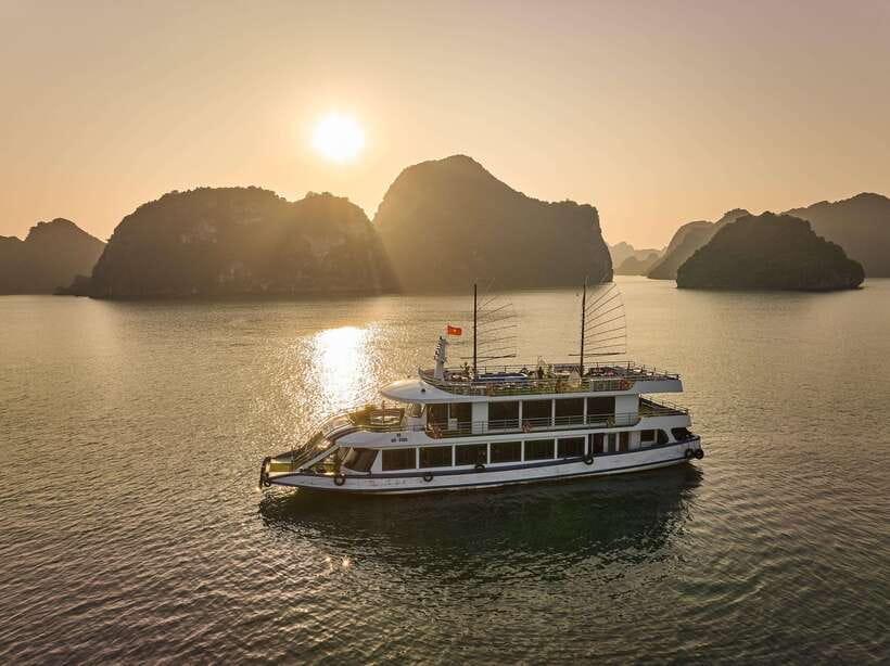 Hanoi: Halong Bay Cruise, Amazing Cave, Titov Island & Kayak - Lunch with Halong Bay scenery