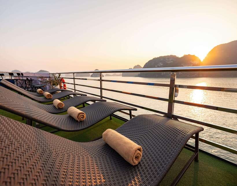 Hanoi: Halong Bay Cruise, Amazing Cave, Titov Island & Kayak - Walking through Sung Sot Cave