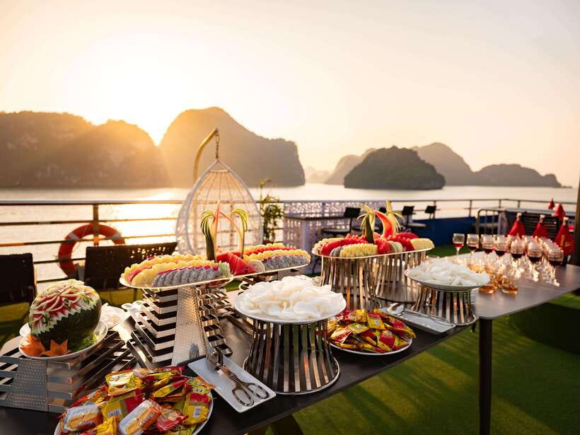 Hanoi: Halong Bay Cruise, Amazing Cave, Titov Island & Kayak - The sunset ride back to Tuan Chau