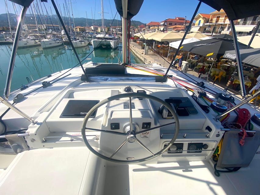 Heraklion: Catamaran Sailing to Dia island - Leaving Heraklion beneath Koules Fortress