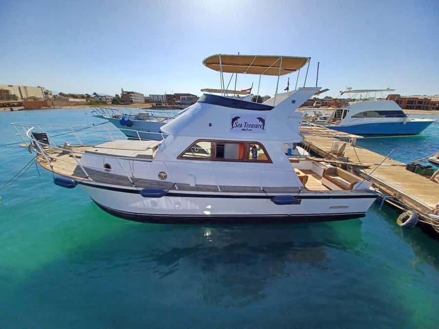 Hurghada: Elegance Yacht Cruise To Orange bay Island W lunch - A small yacht group with a friendly feel