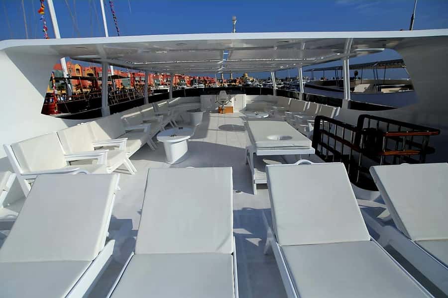 Hurghada: Orange & Giftun Island Cruise with Massage & Lunch - Small Giftun is the first reef stop