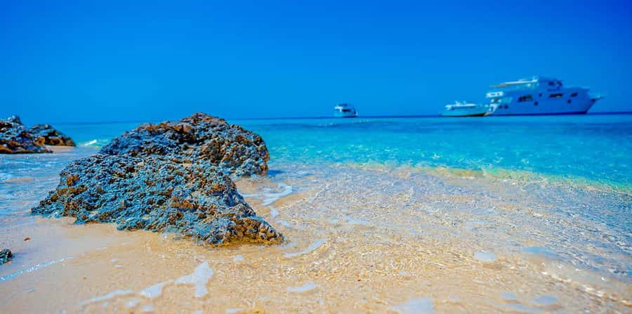 Hurghada: Paradise Island Yacht Cruise, Lunch & Snorkeling - Hotel pickup from Hurghada and nearby resorts