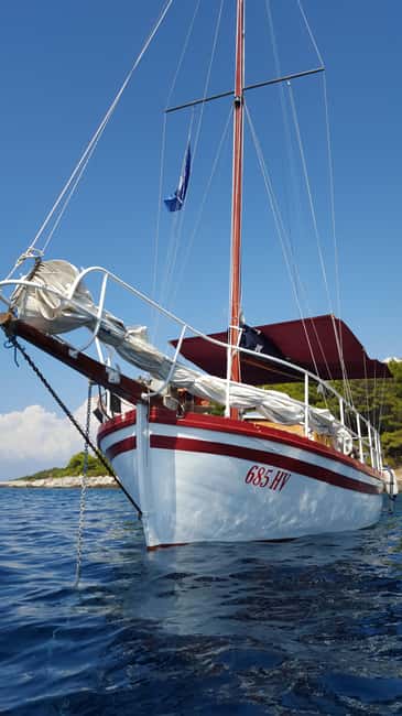 Hvar: Pakleni Islands Sailing Tour with Brunch - A Small Wooden Boat With Real Character