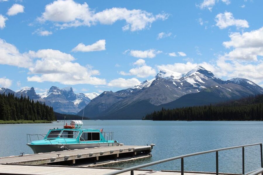 Jasper: Maligne Valley Wildlife & Spirit Island Cruise - Maligne Lake from the shore