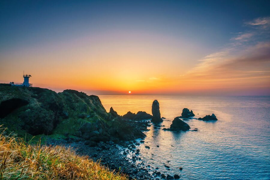 Jeju: For Cruise Guests UNESCO Highlights Jeju Island Tour - Dongmun Market for snacks and last-minute gifts