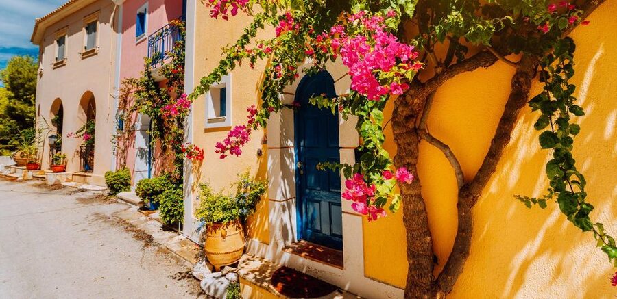 Kefalonia: Island Highlights Bus and Boat Tour with Lunch - Fiskardo lunch beside the harbor