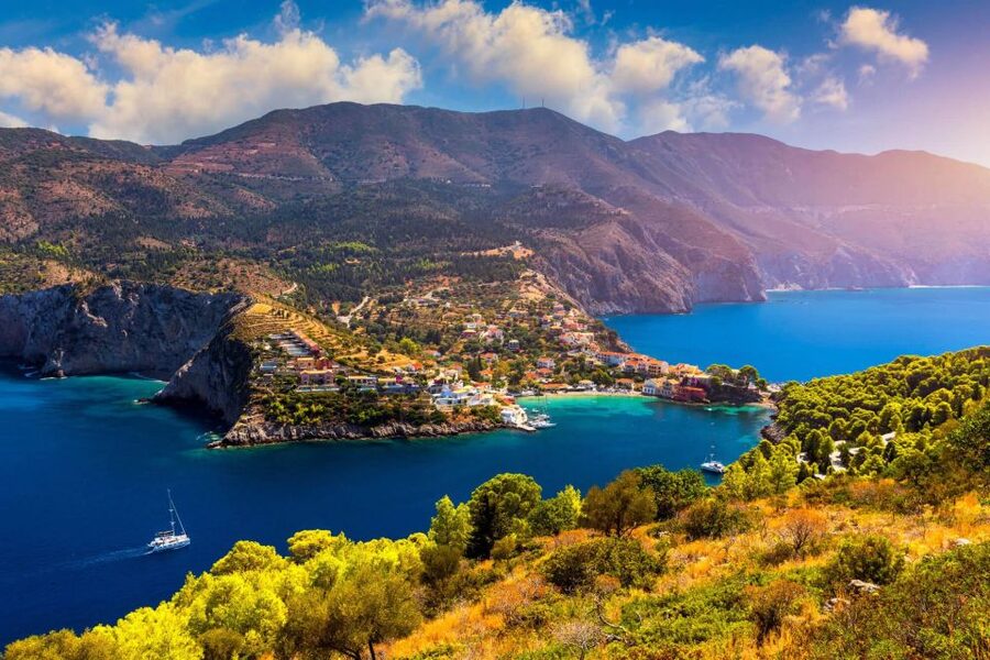 Kefalonia: Island Highlights Bus and Boat Tour with Lunch - Assos and its Venetian castle setting