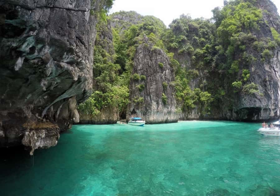 Khao Lak: Phi Phi & Bamboo Island Day Trip by Speedboat - The crew makes a practical difference