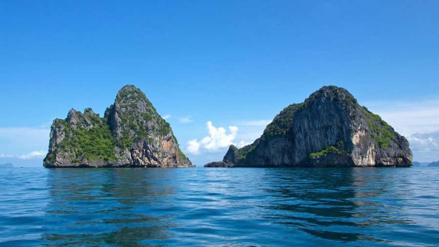 Ko Lanta: 4 Islands Tour By Private Longtail Boat with Lunch - Koh Ngai: lunch beside the water