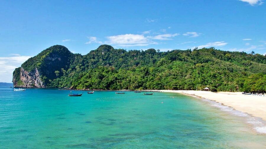 Ko Lanta: Emerald Cave and 4 Islands Tour by Longtail Boat - Koh Ngai gives you time to slow down