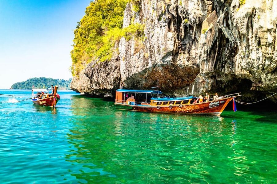Ko Lanta: Emerald Cave and 4 Islands Tour by Longtail Boat - Koh Maa adds fish and island views