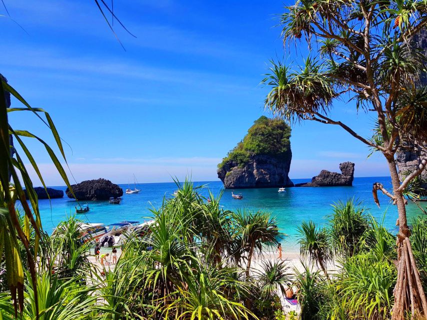 Ko Yao: Premium James Bond Island Trip by Speedboat & Canoe - Lunch and village life at Koh Panyee