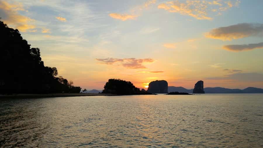 Ko Yao Yai: Hong Island & Plankton Longtail Boat Sunset Tour - Koh Nok and its steep coastal scenery