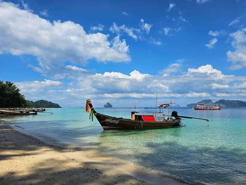 Koh Lanta: 4-Island Tour by Longtail Boat - Lunch and white sand at Koh Ngai