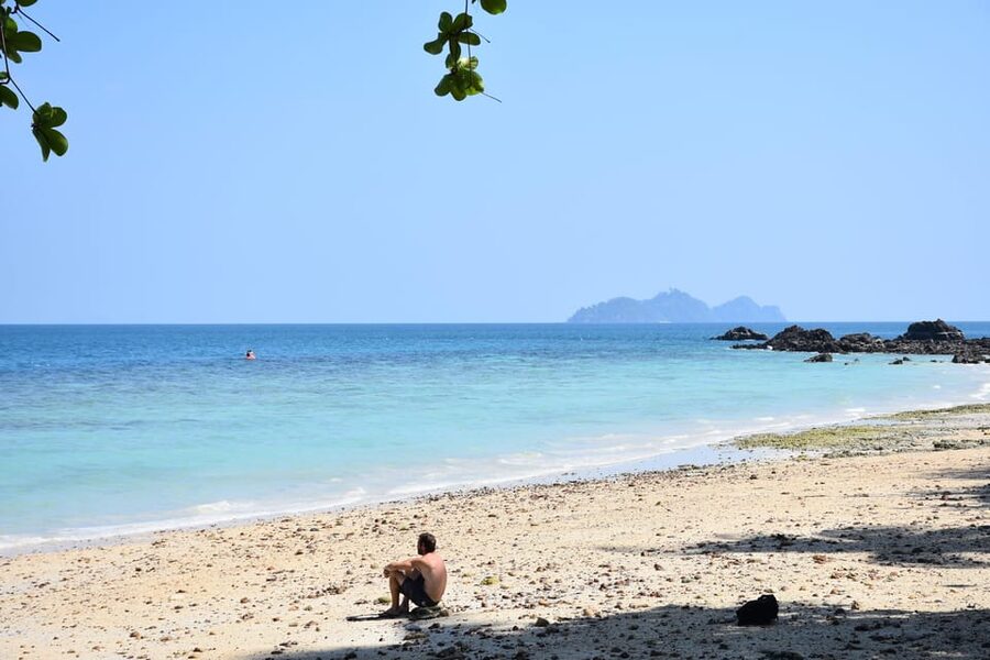 Koh Lanta: 4 Islands and Emerald Cave Tour by Longtail Boat - Koh Maa: fish, snorkeling, and big bats