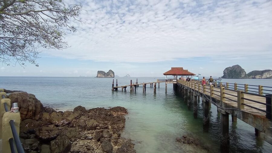 Koh Lanta: 4 Islands and Emerald Cave Tour by Longtail Boat - What the $35 price really covers