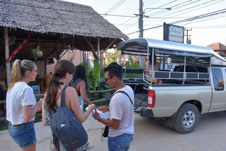 Koh Lanta: 4 Islands and Emerald Cave Tour by Longtail Boat - Koh Chueak: the first swim and snorkel stop
