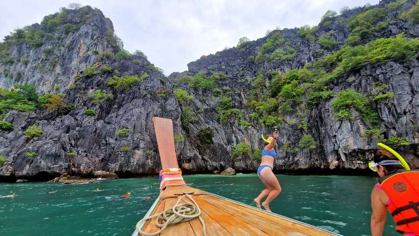 Koh Lanta: 4 Islands, Emerald Cave & Koh Kradan by Longtail - Leaving Koh Lanta Old Town by longtail boat