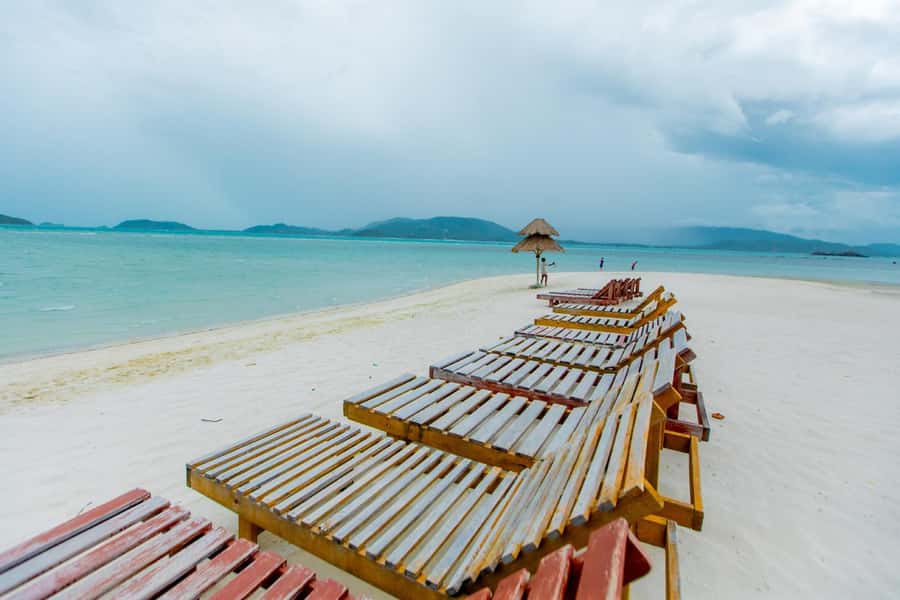 Koh Samui: Pink Dolphin Spotting & Pig Island Speedboat Tour - Searching the Gulf for pink dolphins