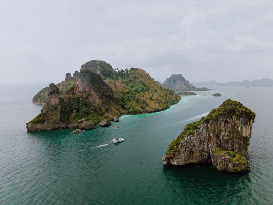 Krabi: 4 Island Premium Yacht with Snorkeling & Clear Kayak - The air-conditioned cabin is not a small detail