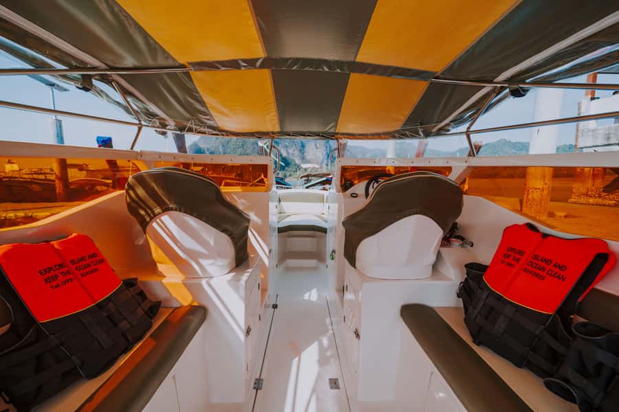 Krabi: 4 Islands Private Luxury Speed Boat Tour - Lunch arrives as a beach picnic