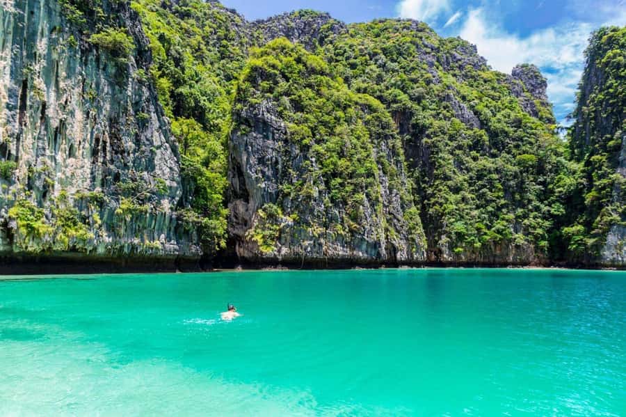 Krabi: Early Bird Phi Phi, Maya & 4 Islands Speedboat Tour - Why the early departure matters at Maya Bay