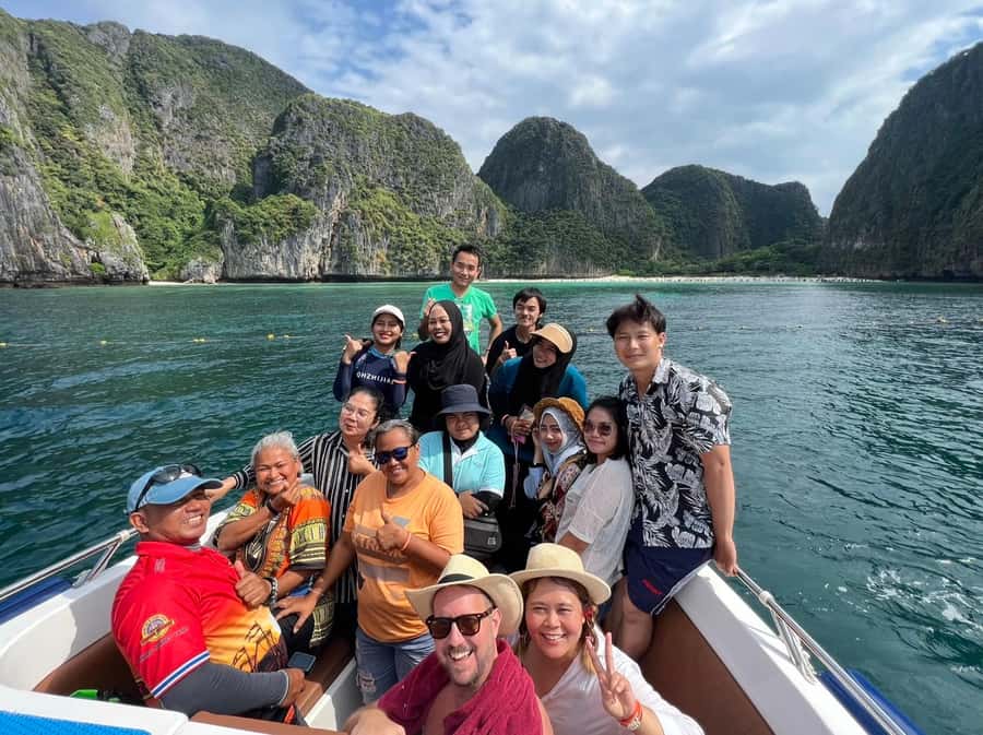 Krabi: Early Bird Phi Phi, Maya & 4 Islands Speedboat Tour - Chicken Island is a quick photo stop with a famous outline