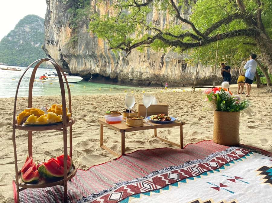 Krabi Hong Island by Luxury Vintage Boat - What the crew adds to the day
