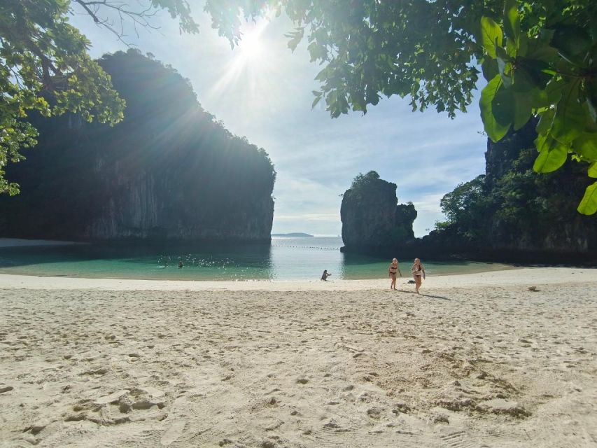 Krabi Hong Sunrise Island Private Luxury Vintage Boat - Hong Island at sunrise