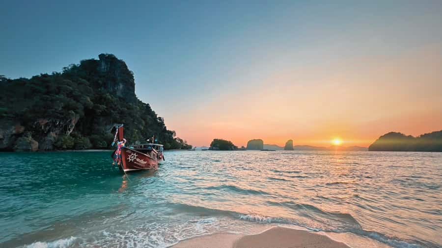 Krabi: Luxury Sunset Cruise to Hong Island Private Tour - Lao Lading Island: a quieter swim stop