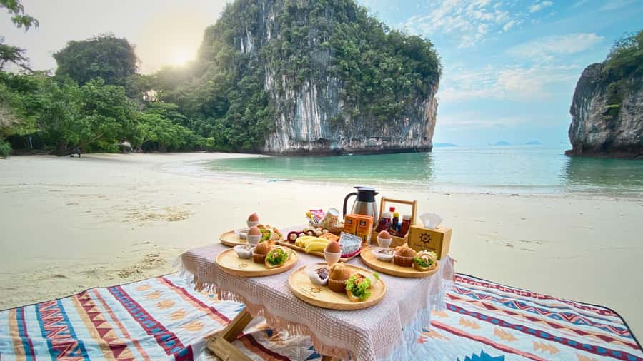 Krabi: Private Luxury Boat to Hong Islands Sunrise & Picnic - Hong Island Bay: breakfast with the first light