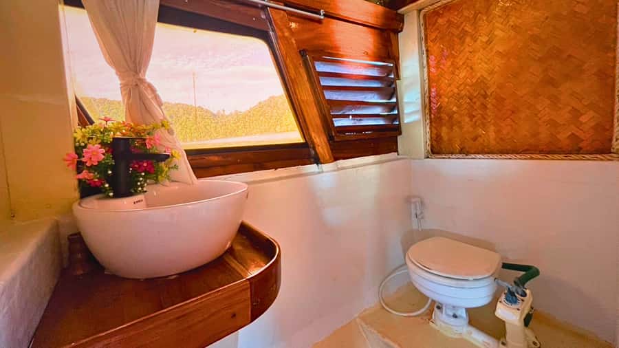 Krabi: Private Luxury Boat to Hong Islands Sunrise & Picnic - Lading Island and its small sandy cove